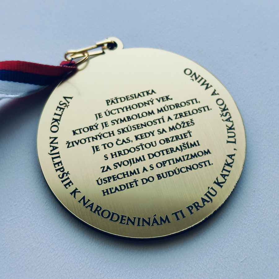 Medaila so stuhou – zadná strana s gratuláciou k narodeninám
