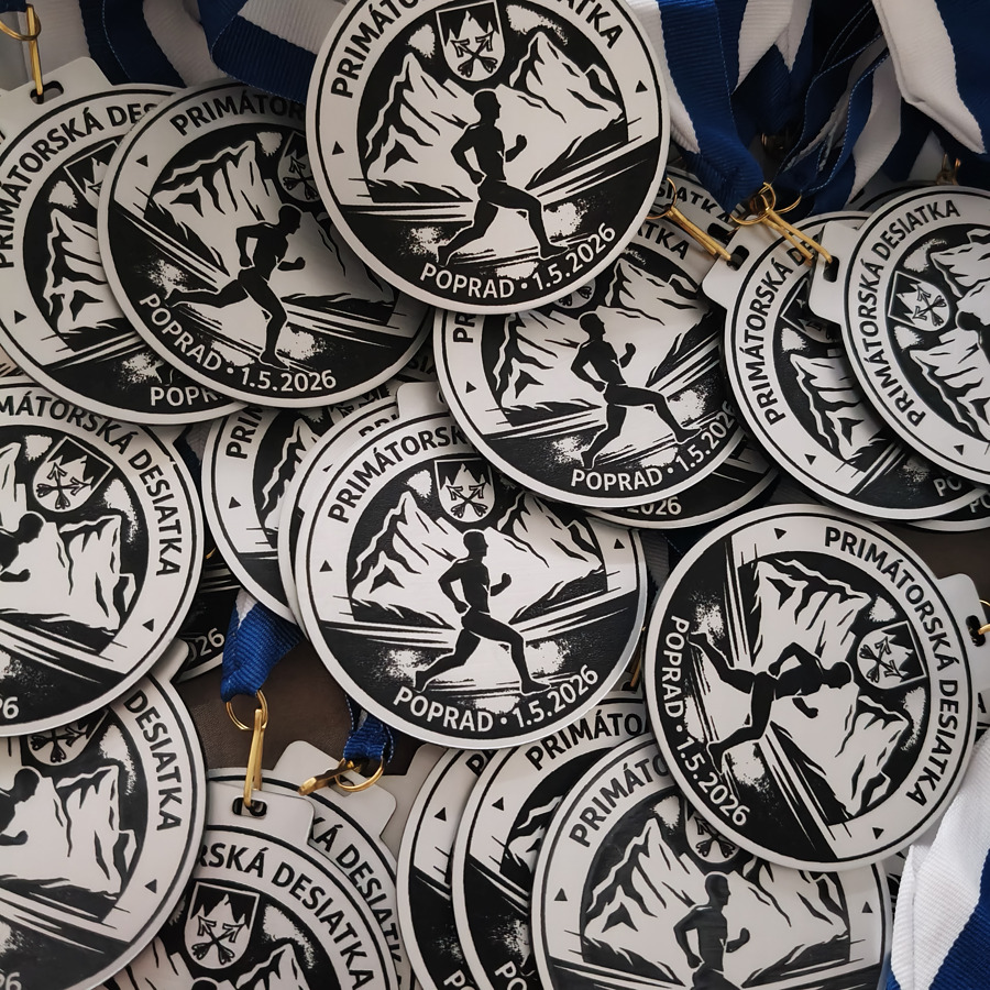 Hromada personalizovaných medailí s bežcom a horami