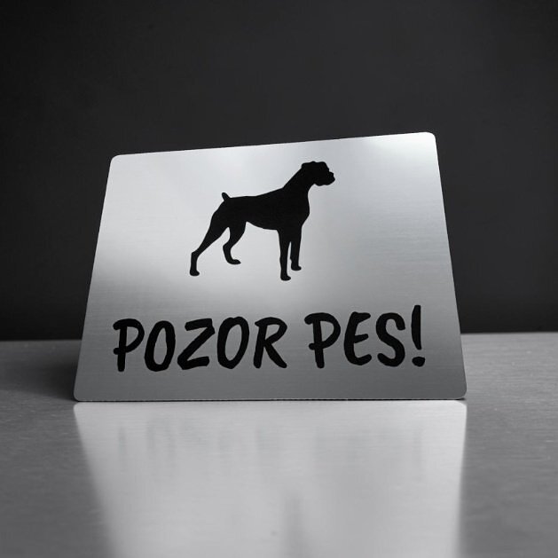Strieborná tabuľka Pozor pes so siluetou boxera