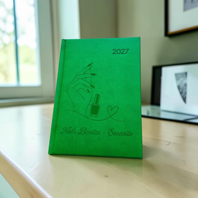 zelený týždenný diár 2027 s gravírovaným logom nechtového štúdia