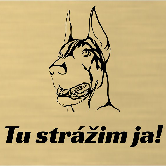 Detail zlatej tabuľky s hlavou dobermana a nápisom Tu strážim ja