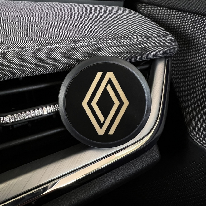 čierny osviežovač vzduchu s logom Renault