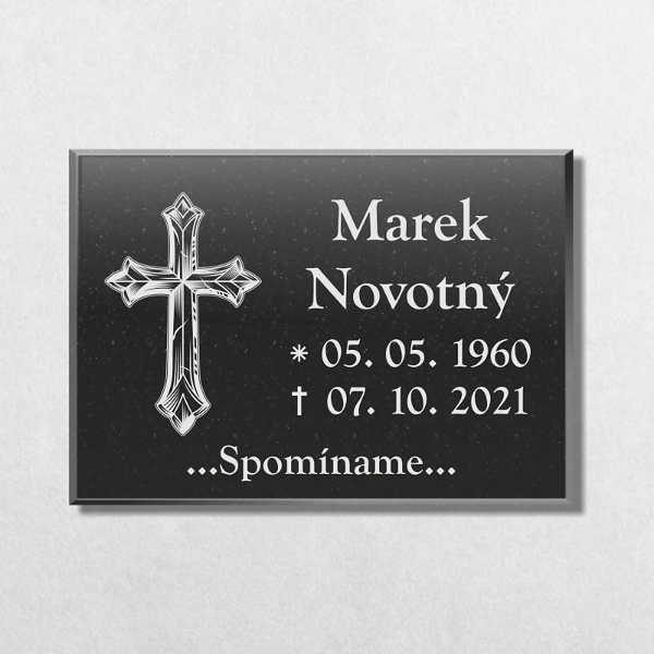žulová tabuľka na hrob s krížom a nápisom Spomíname