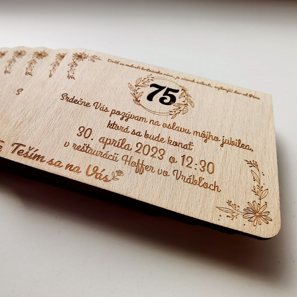 Drevená pozvánka na jubileum 75 rokov s gravírovaným textom