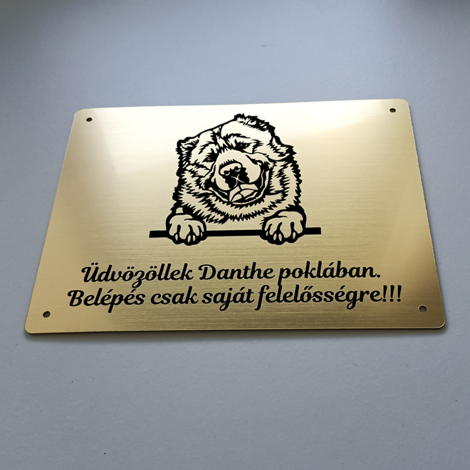 Zlatá tabuľka so stredoázijským ovčiakom a vtipným maďarským nápisom