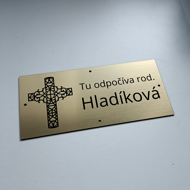 zlatá tabuľka na hrob s ornamentálnym krížom a nápisom Tu odpočíva