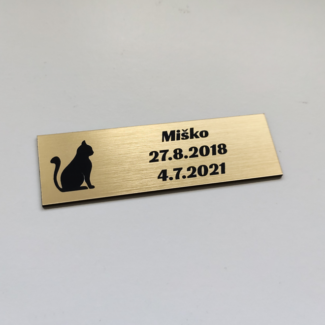 zlatá menovka Sfinga cat so sediacou mačkou a dátumami