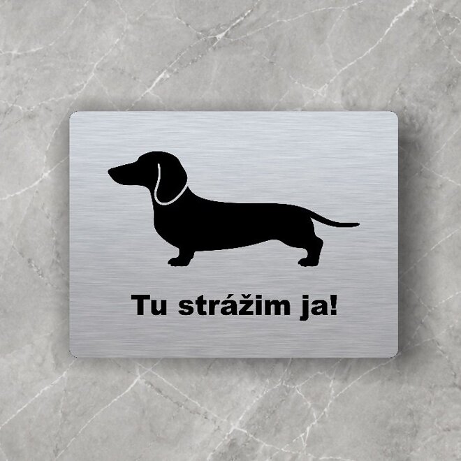 Strieborná tabuľka so siluetou jazvečíka a nápisom Tu strážim ja