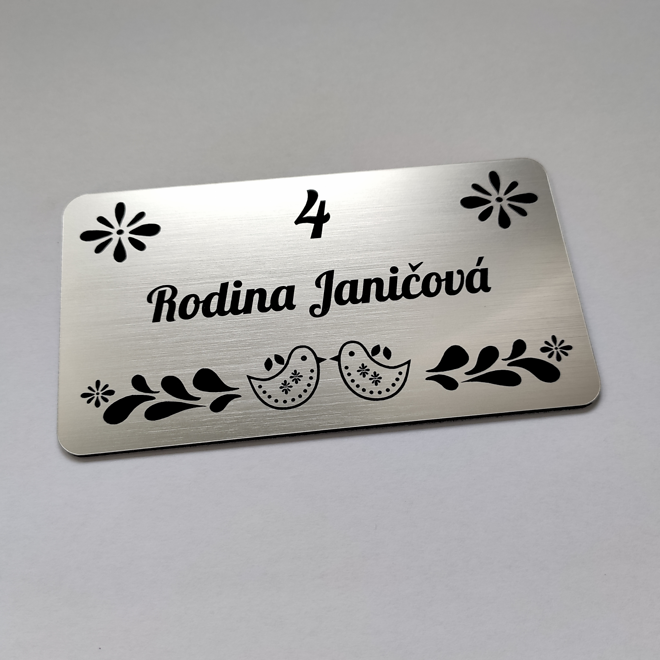 strieborná menovka Folk 1 s ľudovým ornamentom a číslom