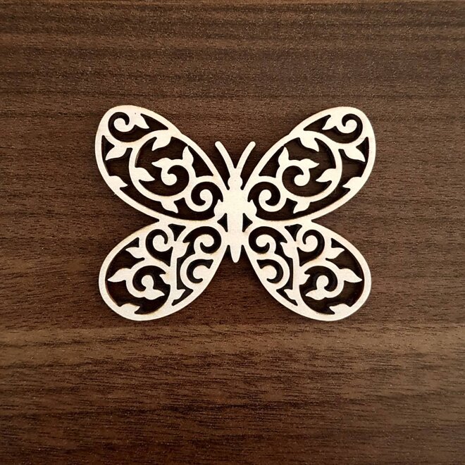 Drevený ornament motýľ s filigránskym vzorom