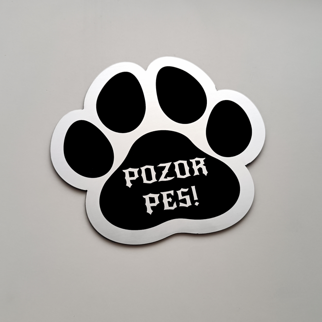 Tabuľka Pozor pes v tvare psej labky