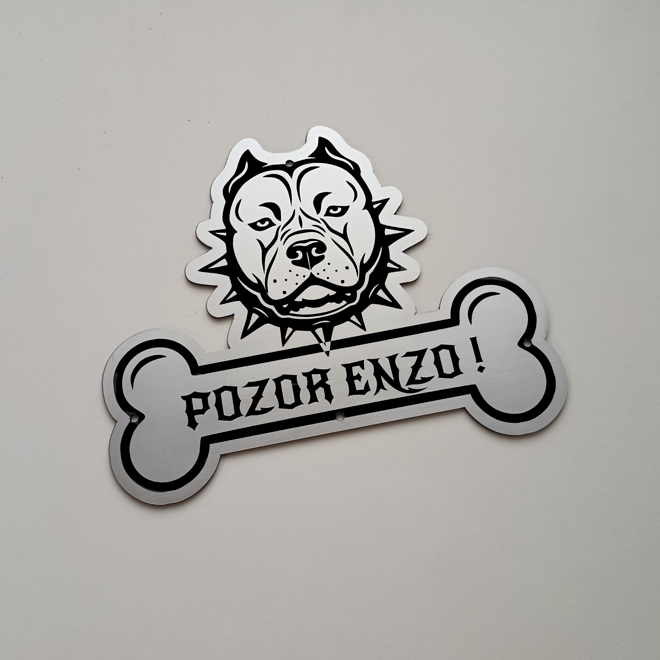 Tabuľka v tvare kosti s hlavou pitbula s obojkom a menom psa