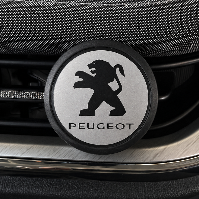 čierny osviežovač vzduchu so strieborným logom Peugeot