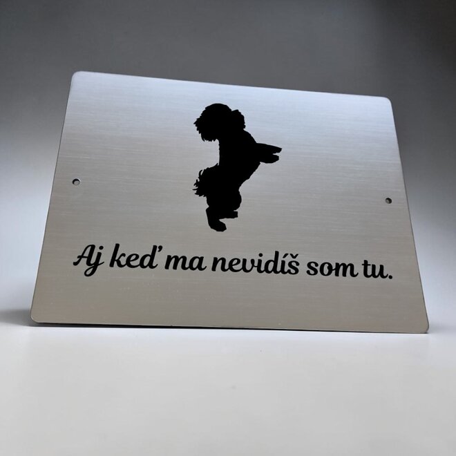Strieborná tabuľka so siluetou bišonika a nápisom Aj keď ma nevidíš, som tu