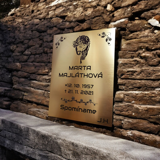 zlatá tabuľka na hrob s Ježišom na kamennom múre