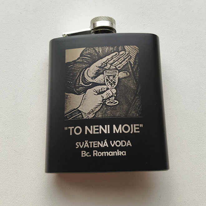 Čierna ploskáčka s vtipnou gravírovanou kresbou a nápisom