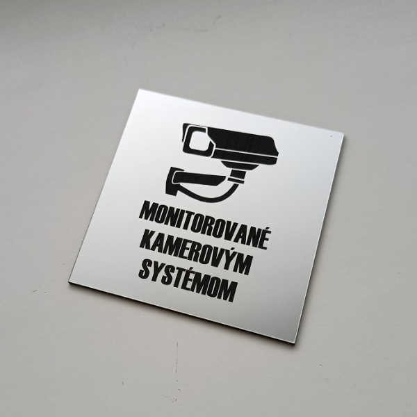štvorcová strieborná tabuľka Monitorované kamerovým systémom