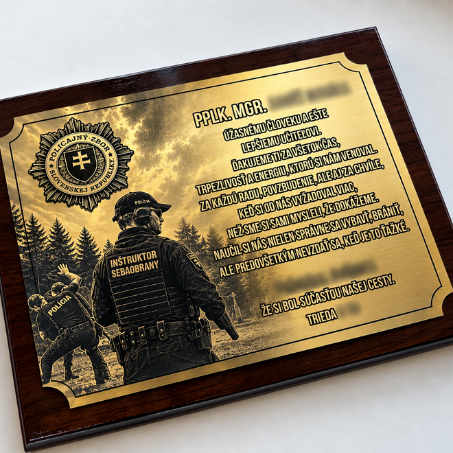 zlatá plaketa Polícia s ilustráciou inštruktóra sebaobrany