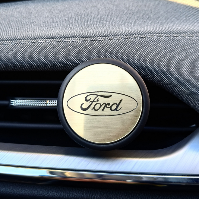 čierny osviežovač vzduchu s logom Ford