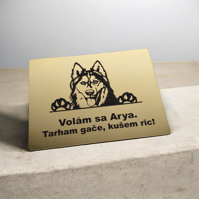 Zlatá tabuľka s vykúkajúcim huskym, menom psa a vtipným nárečovým nápisom