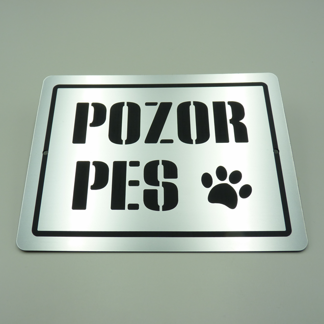 Strieborná tabuľka POZOR PES so šablónovým písmom a labkou