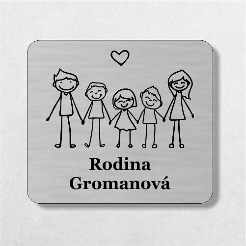 strieborná menovka na dvere rodičia a traja tínedžeri