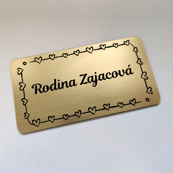 zlatá rodinná menovka Hearts so srdiečkami