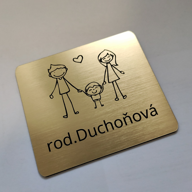 zlatá menovka na dvere rodičia a synček