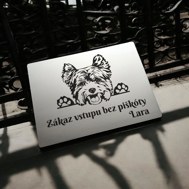 Strieborná tabuľka s jorkšírom a vtipným nápisom Zákaz vstupu bez piškóty pri kovanej bráne