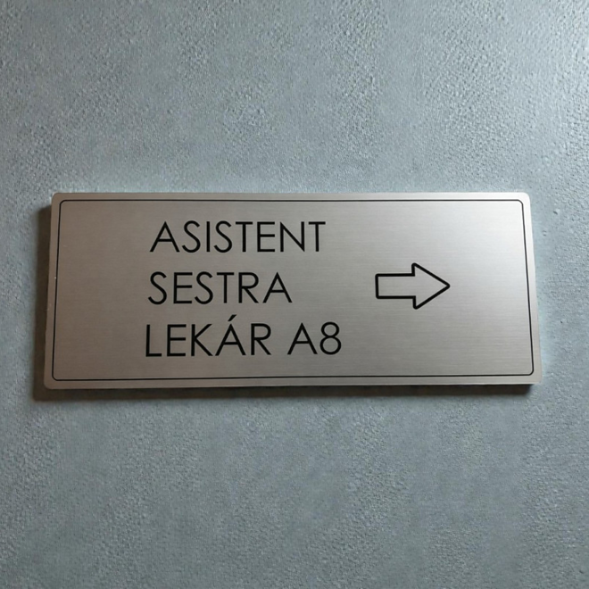 strieborná informačná tabuľka so šípkou