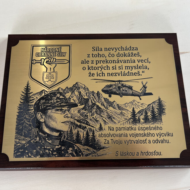 obdĺžniková plaketa na mieru s ilustráciou príslušníčky v uniforme a vrtuľníka