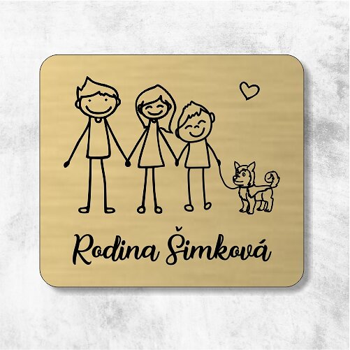 zlatá menovka na dvere rodičia a syn so psíkom