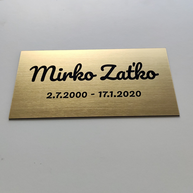 zlatá tabuľka na hrob Basic s menom a dátumami