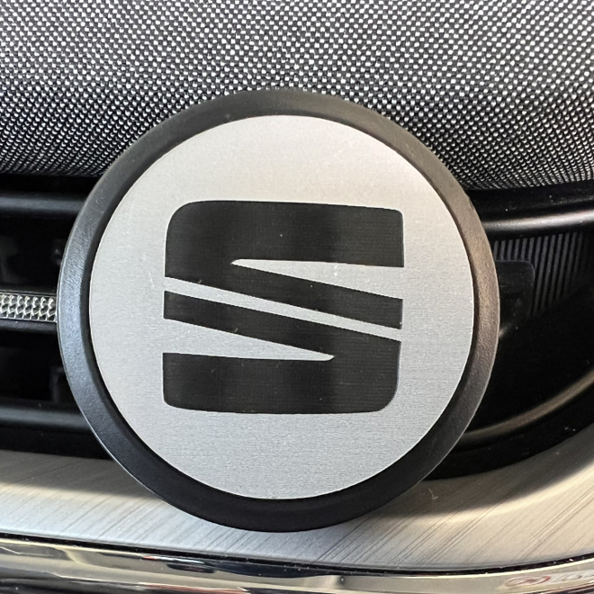čierny osviežovač vzduchu s logom SEAT