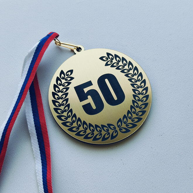 Zlatá medaila so stuhou a gravírovaným číslom 50