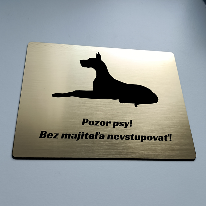 Zlatá tabuľka Pozor psy – ležiaca nemecká doga a nápis Bez majiteľa nevstupovať