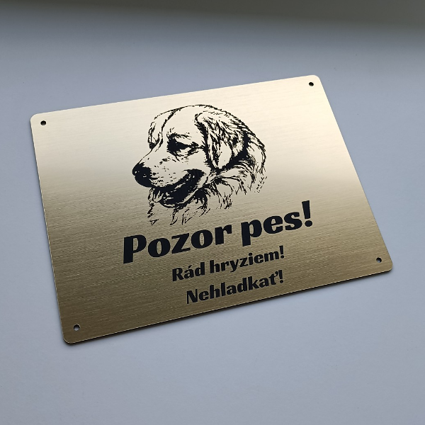 Zlatá tabuľka so slovenským čuvačom a nápisom Rád hryziem! Nehladkať!