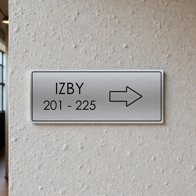 strieborná smerová tabuľka so šípkou vpravo a číslami izieb