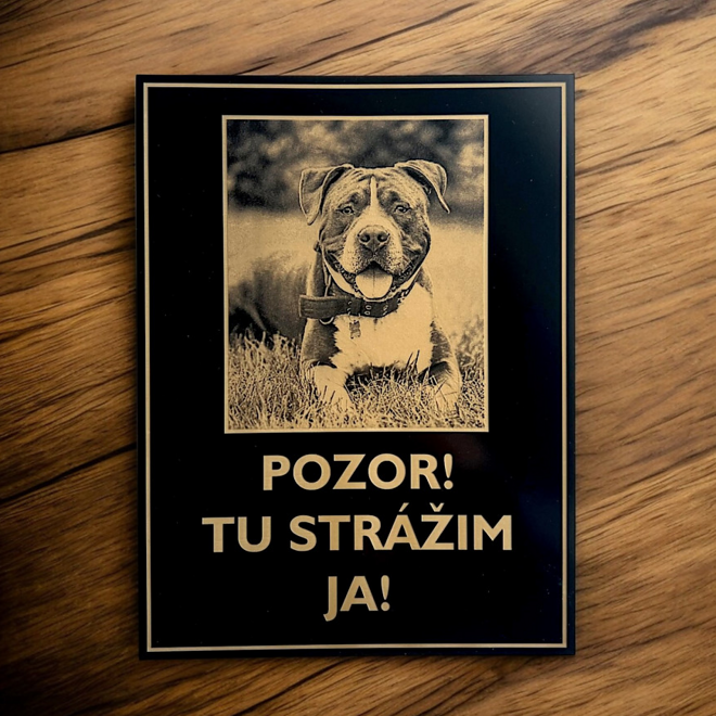 Čierno-zlatá tabuľka s gravírovanou fotografiou psa a nápisom Pozor! Tu strážim ja