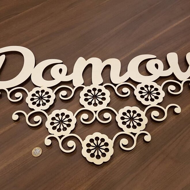 Drevený nápis Domov s folklórnym ornamentom a mincou pre veľkosť