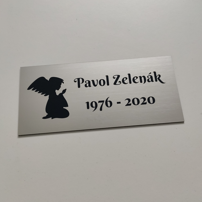 strieborná tabuľka na hrob s modliacim sa anjelom