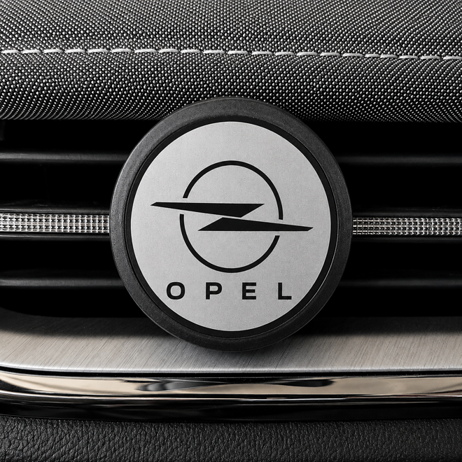 čierny osviežovač vzduchu s logom Opel