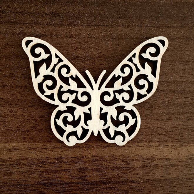 Drevený ornament motýľ v2 so zdobenými krídlami