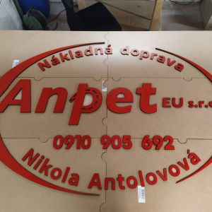 Vyrezávané logo vo farbe