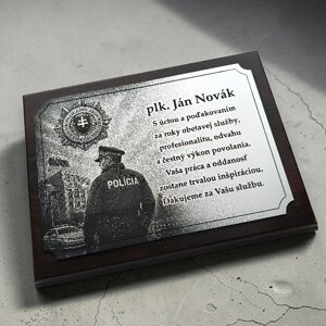 strieborná plaketa Polícia s ilustráciou policajta