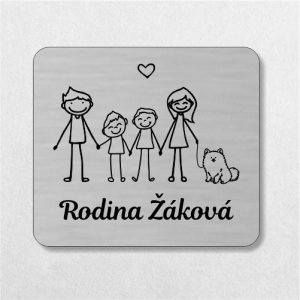 Menovka na dvere rodičia, dvaja veľkí chlapci a psík