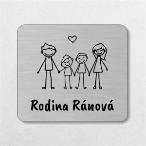 Menovka na dvere rodičia a dvaja veľkí chlapci