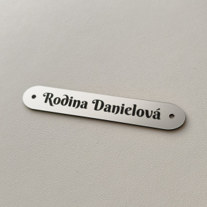 Úzka menovka s dierkami 12 × 2 cm