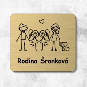 Menovka na dvere rodičia a dievčatá dvojičky so psíkom